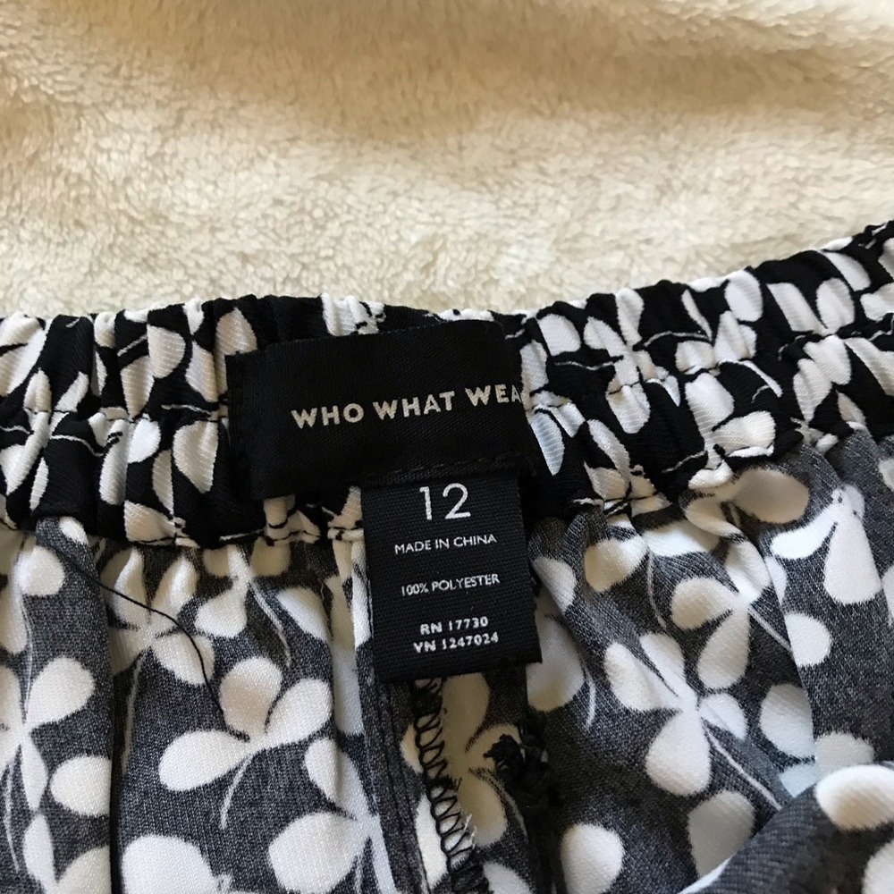 NWT!! Black/white ruffle shorts! π€ - Picture 2 of 5